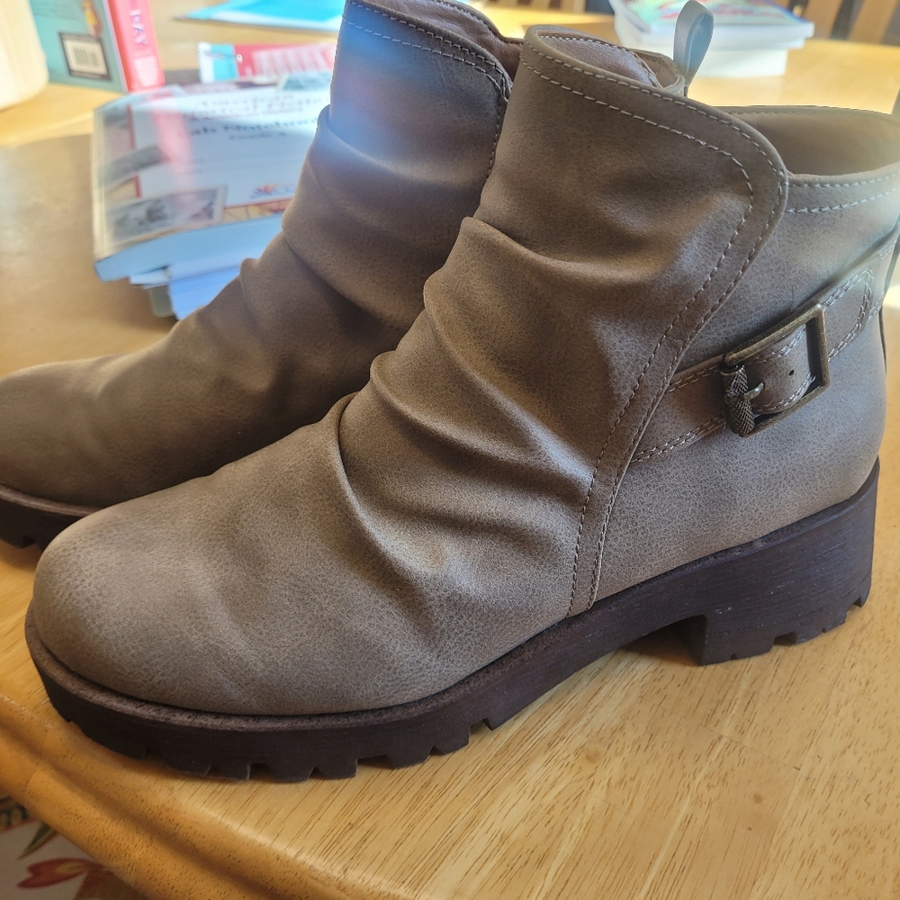 Eurosoft Ariya Ruched Lug Sole Ankle Boot Side Zip Women's 9.5